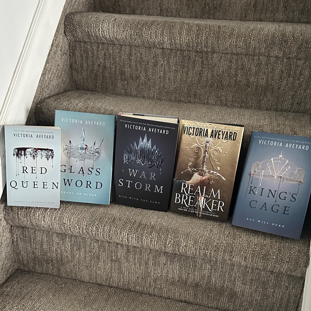 Victoria Aveyard, War Storm, Glass Sword, Realm Breaker, king cage & Red Queen.
